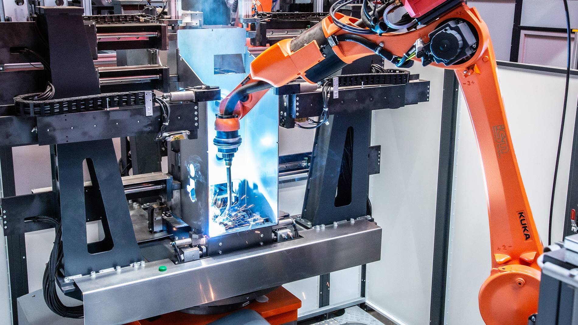 In den beiden Heftzellen wird aktuell die stückzahlenst?rkste Windhager-Kesselfamilie BioWIN durch KUKA-Technologien automatisch geheftet.