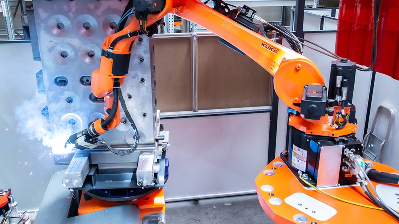 Um dem Roboter stets die optimale Schwei?position zu bieten, sind die Zellen mit einem Zwei-Achs-Positionierer von KUKA ausgestattet.