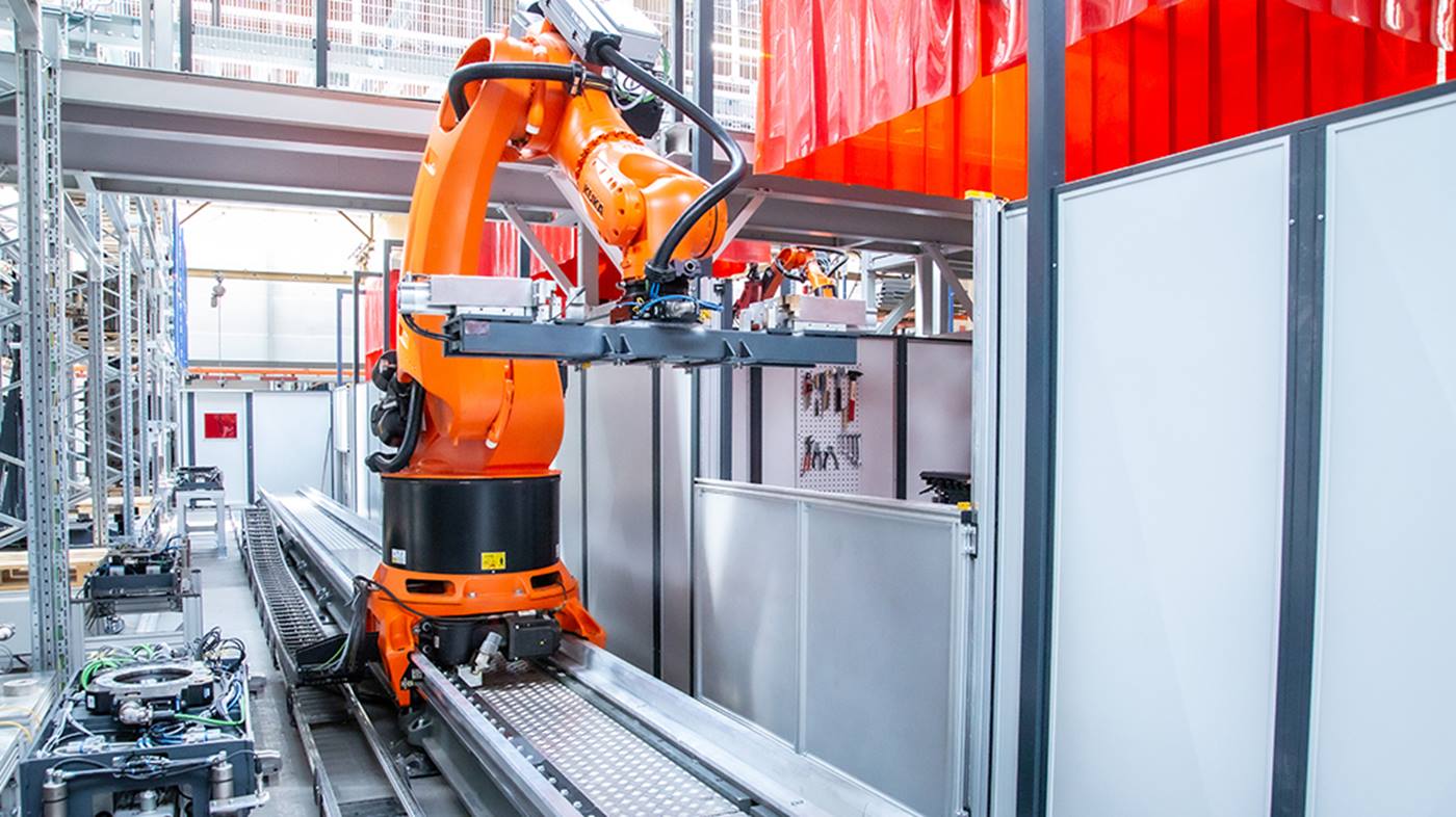 Der KUKA Schwerlastroboter ist für die Be- und Entladung der insgesamt sechs Schwei?zellen zust?ndig.