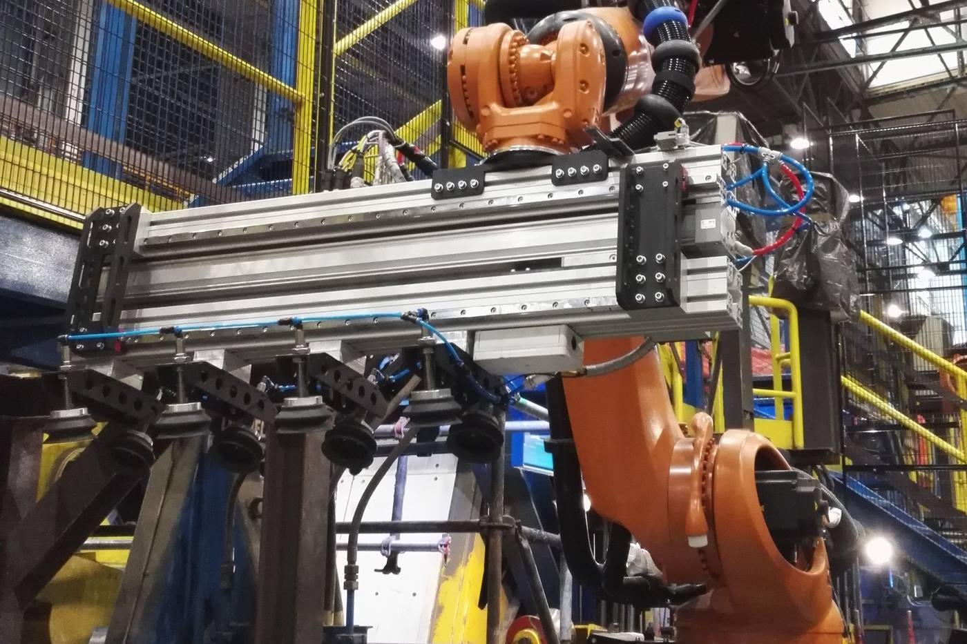 Robot KUKA wdro?ony przez firm? ACaRS w hucie