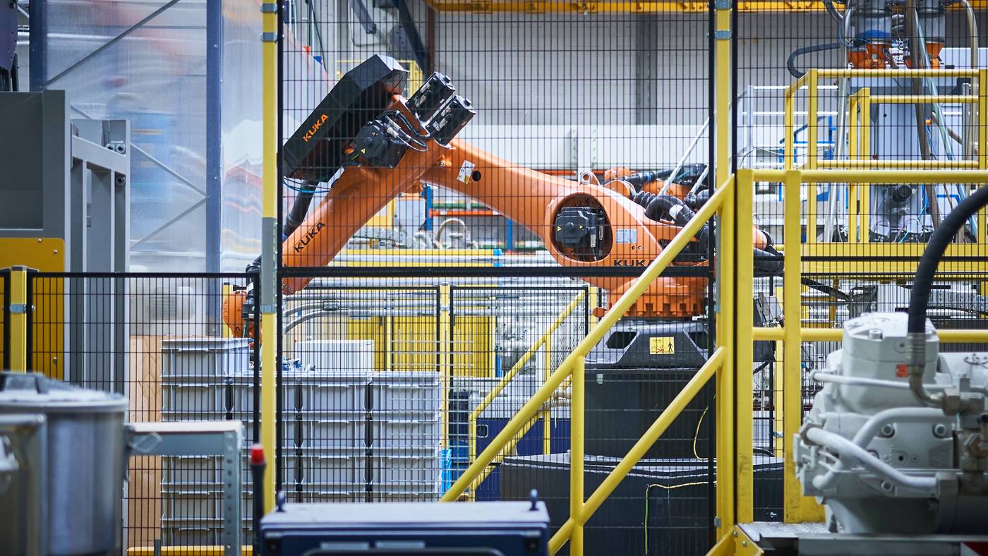 KUKA - case study ACaRS - Zrobotyzowana paletyzacja plastikowych pojemników