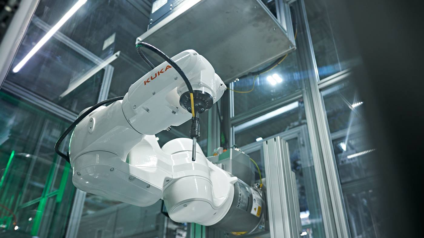 Roboty KUKA bior? udzia? w produkcji pokryw silnikowych w fabryce Bruss Polska