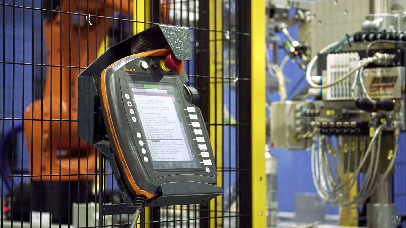 KUKA SmartPad przy maszynie do etykietowania