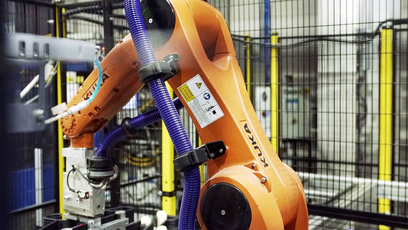 Robot z serii KR Agilus pracuj?cy w fabryce Hanplast