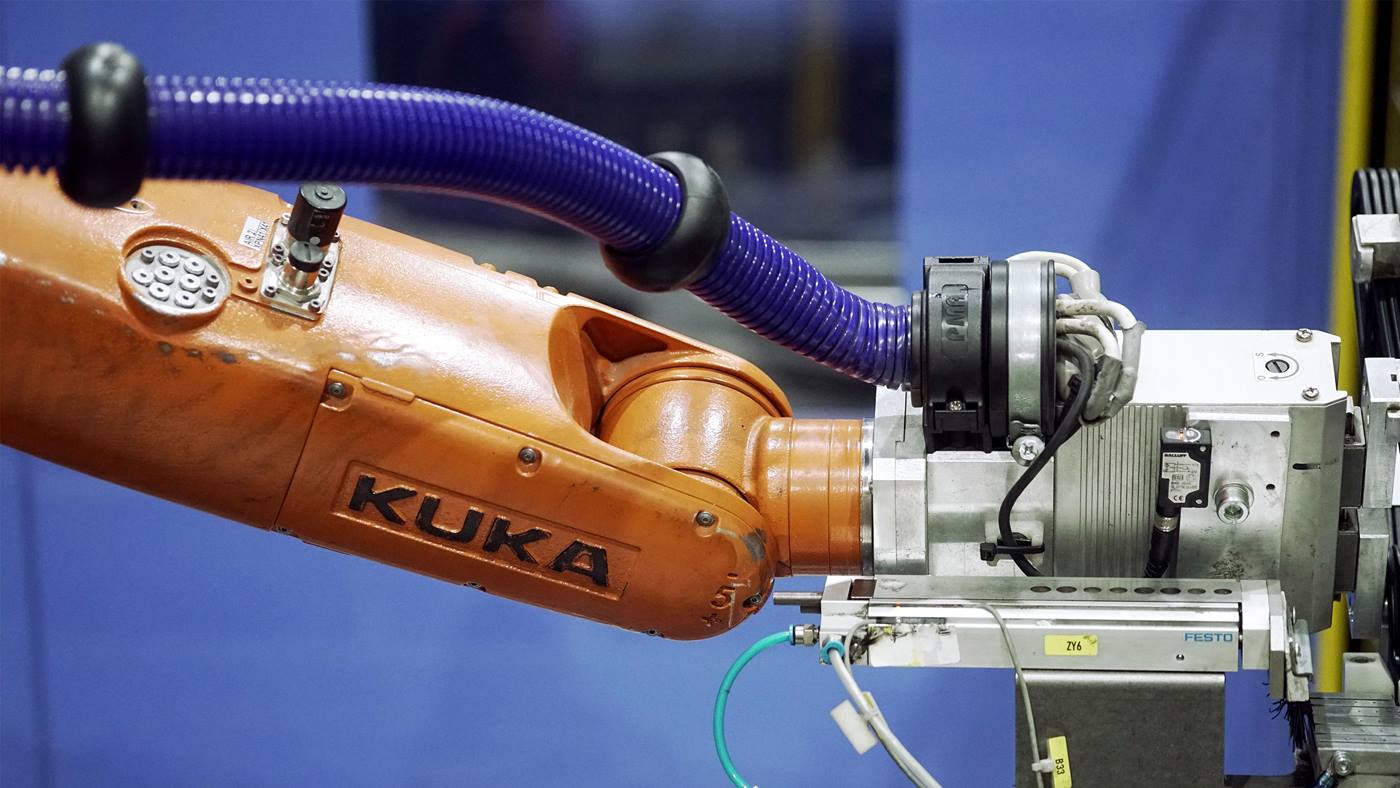 Robot KR Agilus pracuj?cy z maszyn? w fabryce Hanplast