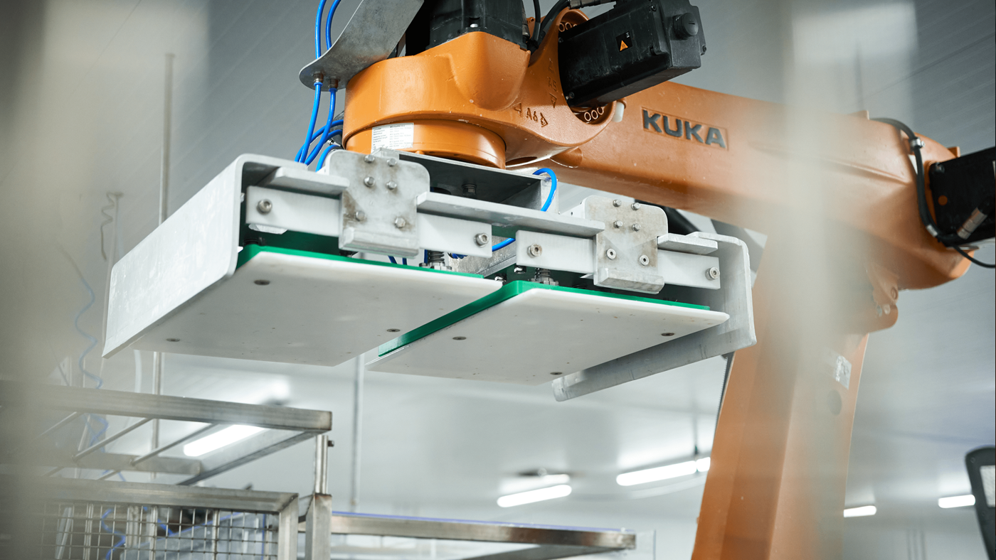 KUKA robot palletiseert viskratten bij Pakfish