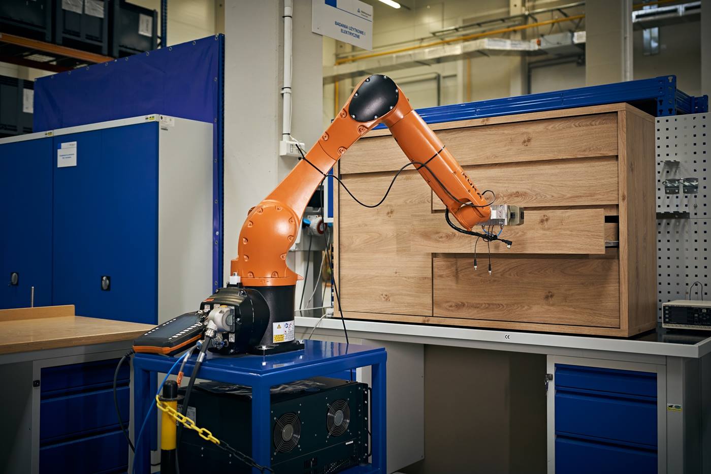 Robot KR AGILUS testuj?cy szuflady komody