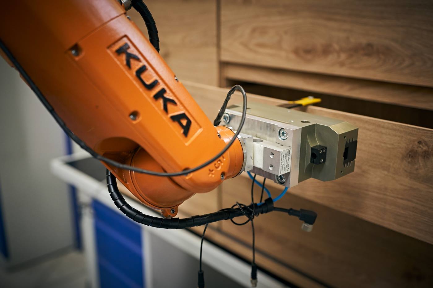 Robot KR AGILUS testuj?cy szuflady komody