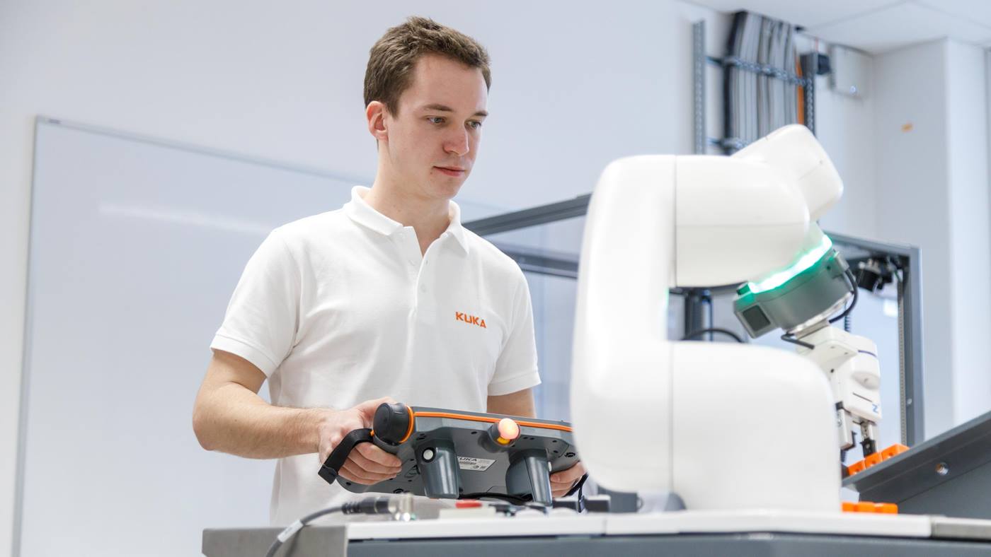 IT specialist training: KUKA trainee at work