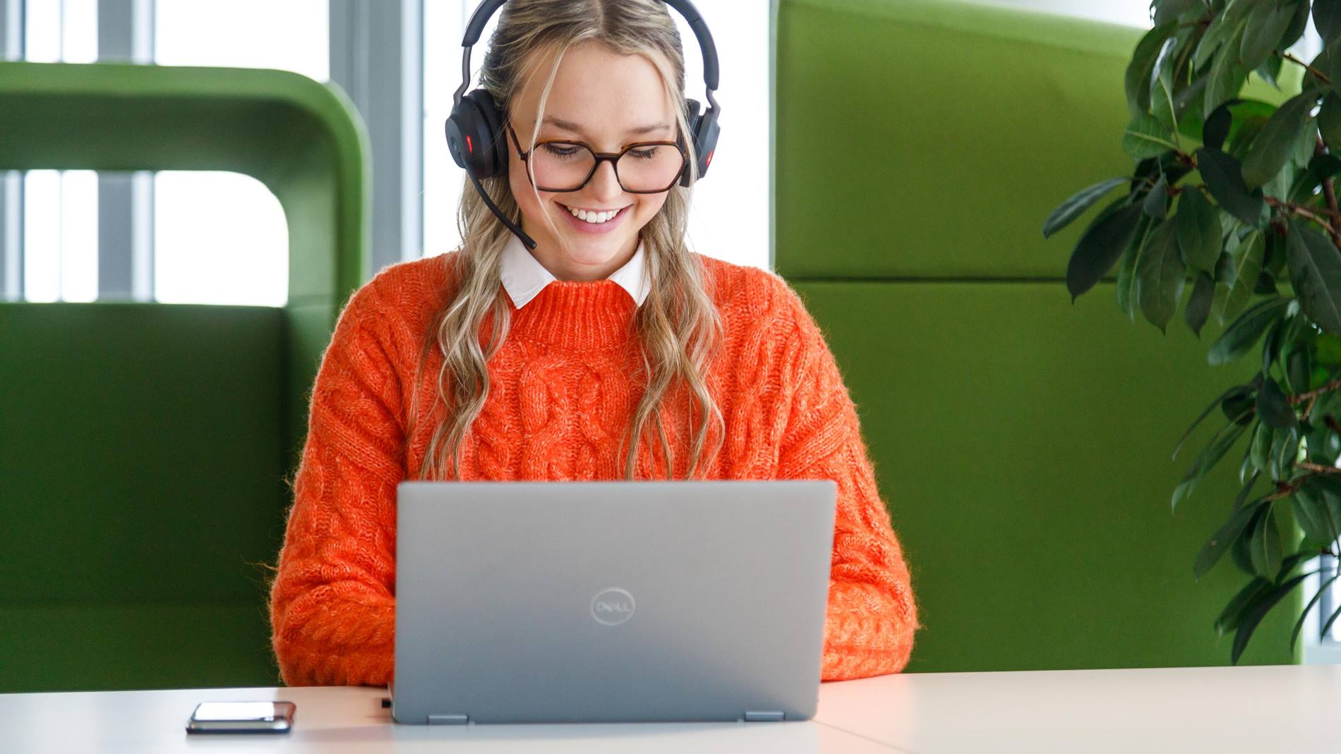 Ausbildung zum Industriekaufmann (m/w/d): Frau bei der Arbeit.