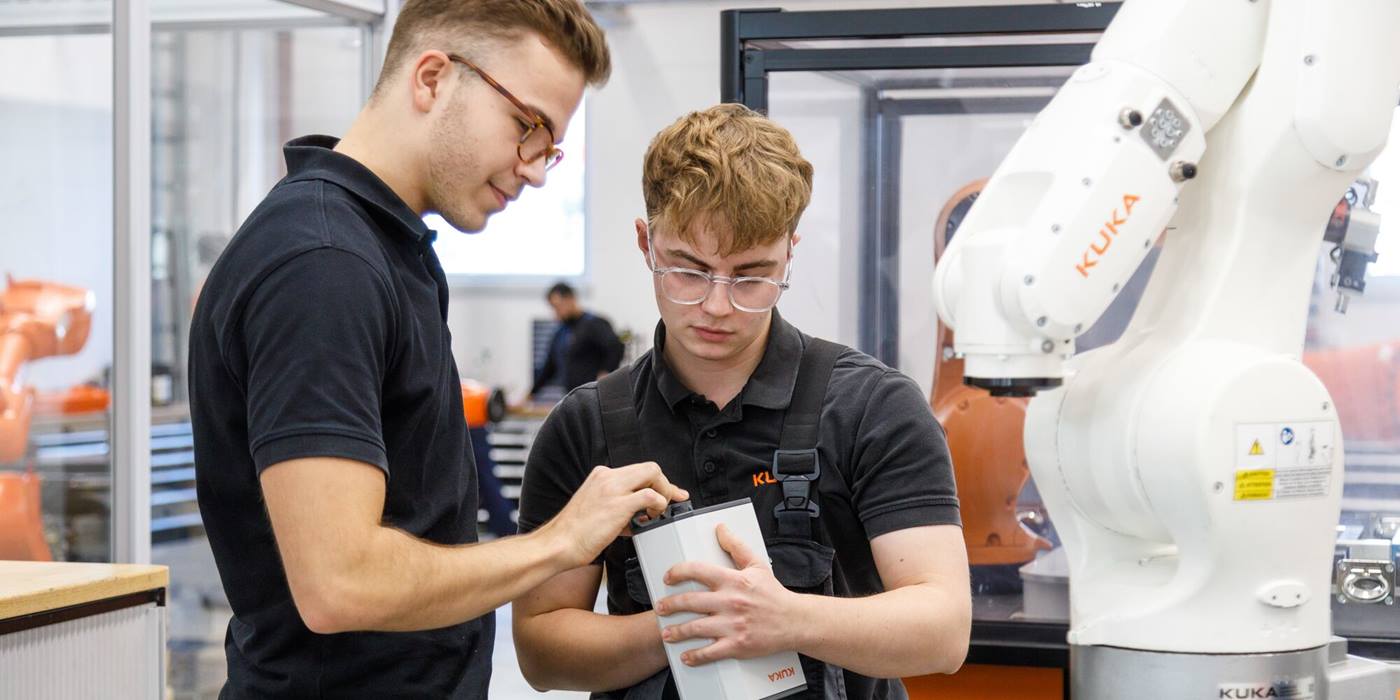 Ausbildung zum Mechatroniker (m/w/d): Azubi von KUKA bei der Arbeit