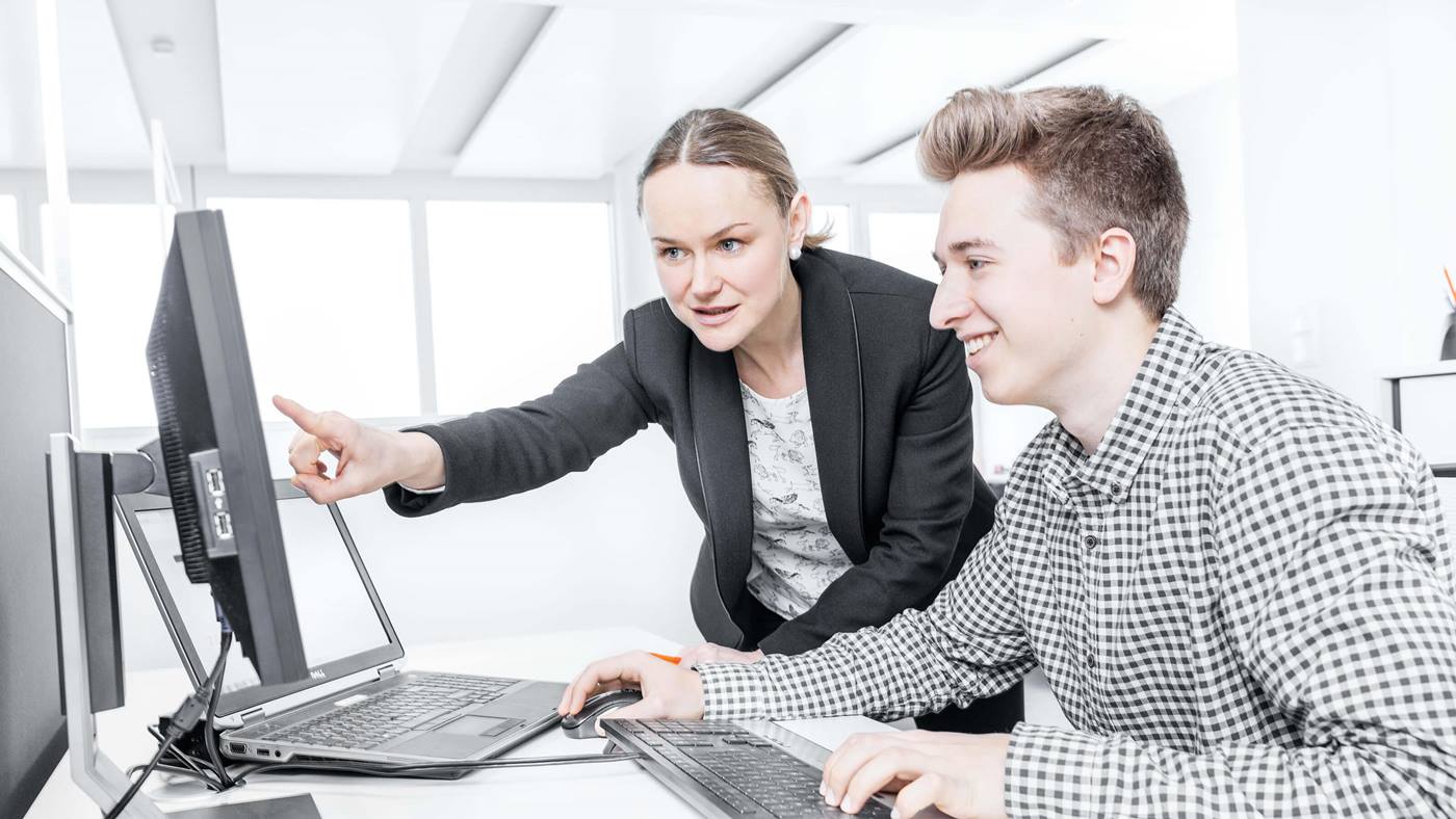 Ausbildung Technischer Produktdesigner: Azubi von KUKA bei der Arbeit