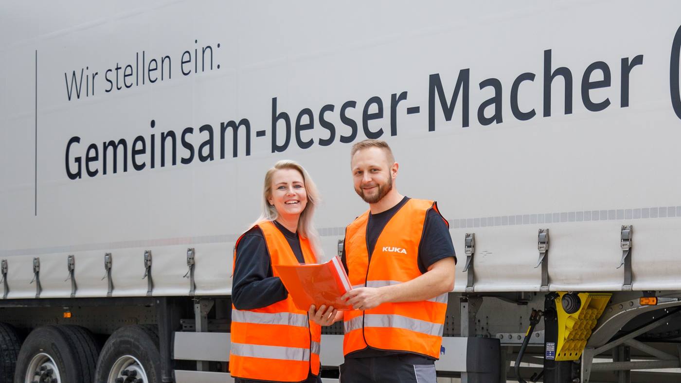 Training as a warehouse logistics specialist: Trainee with trainer