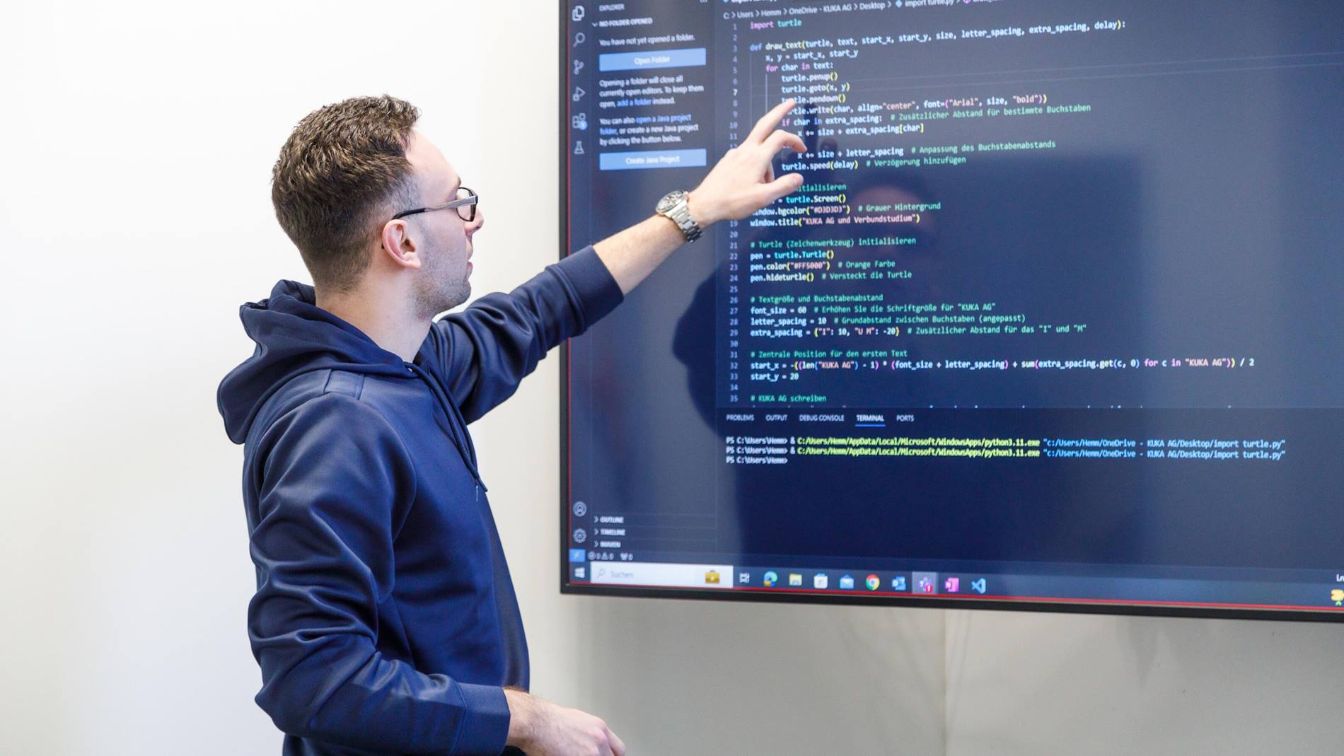 Training as an IT specialist for system integration: IT specialist at work