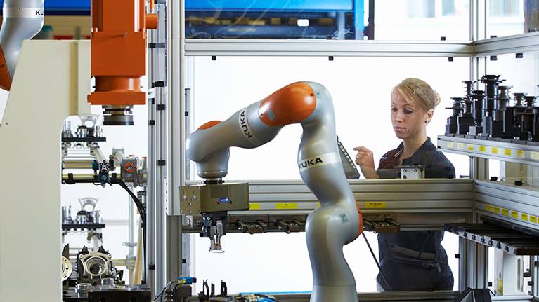 Unser Unternehmen bietet Unterstützung vor Ort bei der Applikations- und Roboterprogrammierung. 