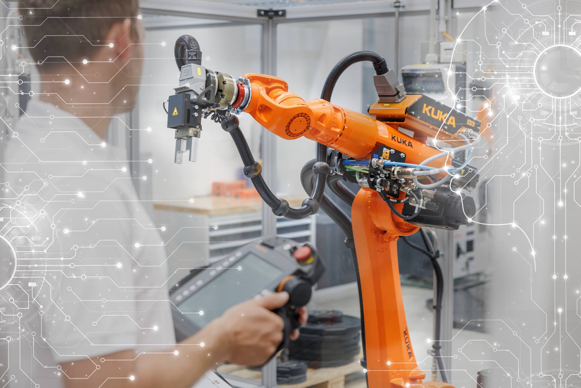 Ein orangefarbener KUKA-Industrieroboterarm arbeitet in einer modernen Produktionsumgebung, überwacht von einem Menschen mit einer Steuerungseinheit, wobei technische Schaltkreise und digitale Verbindungen im Hintergrund die Integration von künstlicher Intelligenz und Automatisierung in der Industrie verdeutlichen