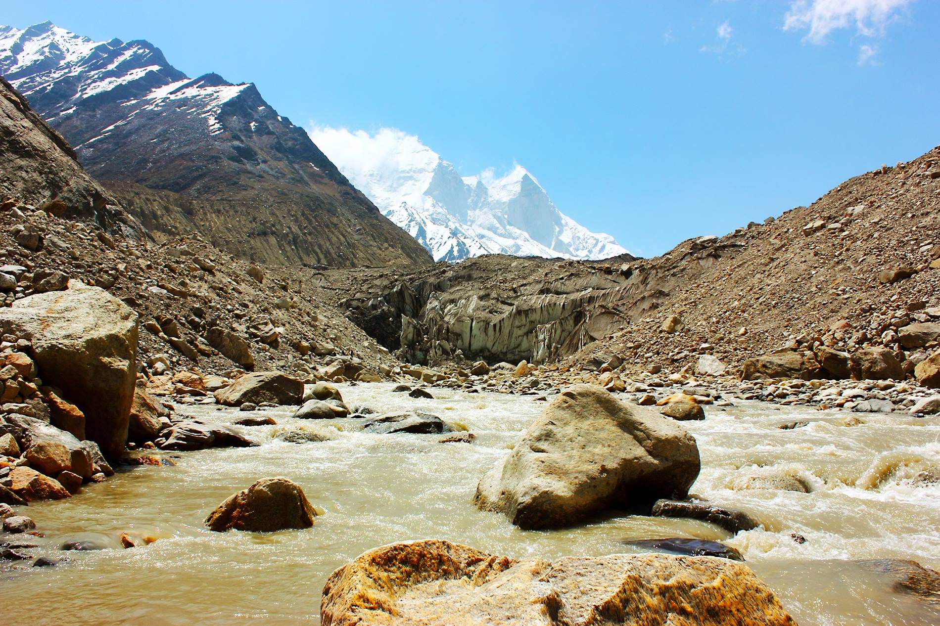 Gaumukh - Wo der Gagotri-Gletscher zu schmelzen beginnt und der Fluss Ganges mit dem Bhagirathi-Gipfel im Hintergrund zu flie?en beginnt, wurde das Foto von Gaumukh, Gagotri-Gletscher, Uttarakhand, Indien aufgenommen