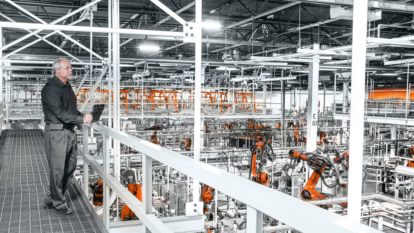Mann steht in Smart Factory, der Produktion der Zukunft. 