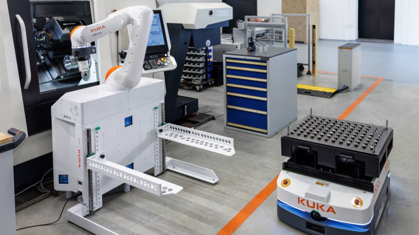 Eine mobile Roboterl?sung transportiert Werkstücke zum Cobotsystem, das anschlie?end die Maschine bestückt.