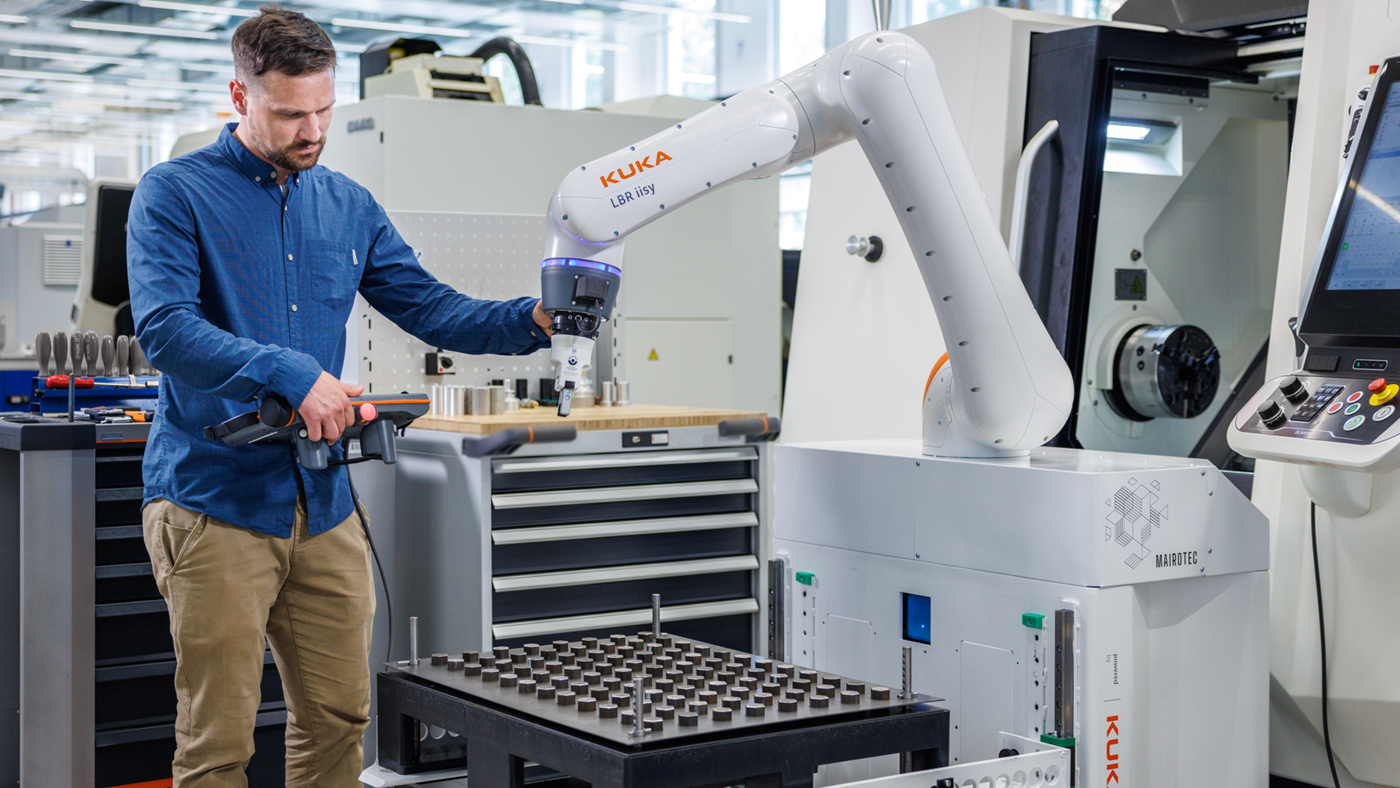 Employee-programmed-MAIROFlex-iisy