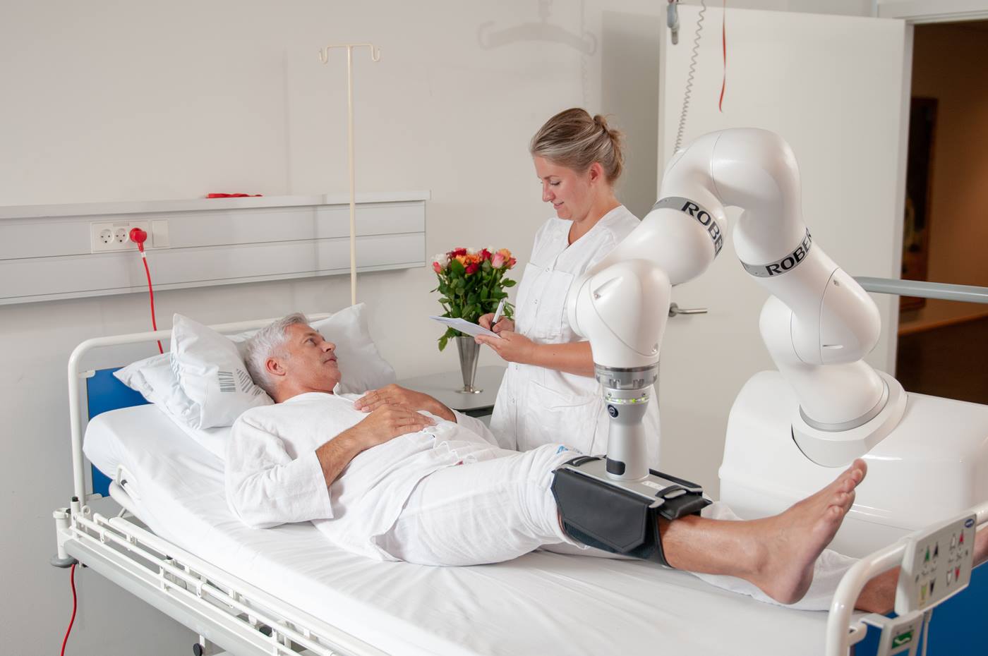 Cobot an Krankenbett von Mann