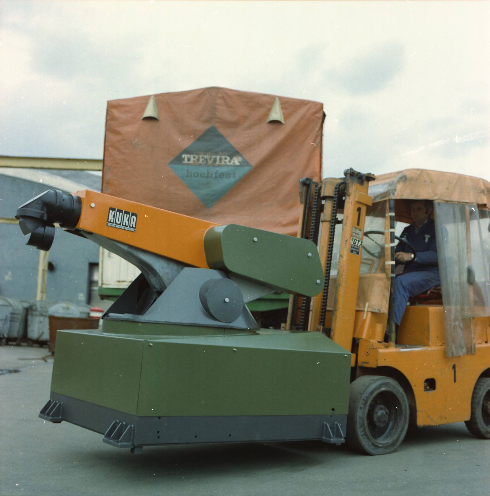 Ein KUKA Roboter wird 1975 auf dem KUKA Gel?nde in Augsburg verladen. 