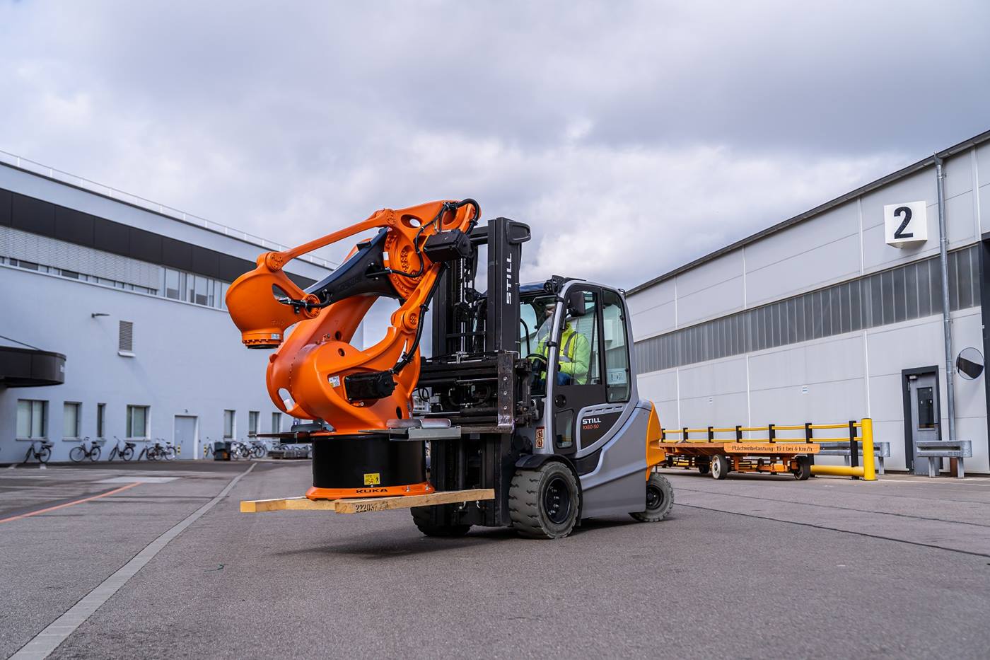 KUKA 125: KUKA Roboter wird 2022 auf dem Werksgel?nde in Augsburg mit einem Stapler verladen. 