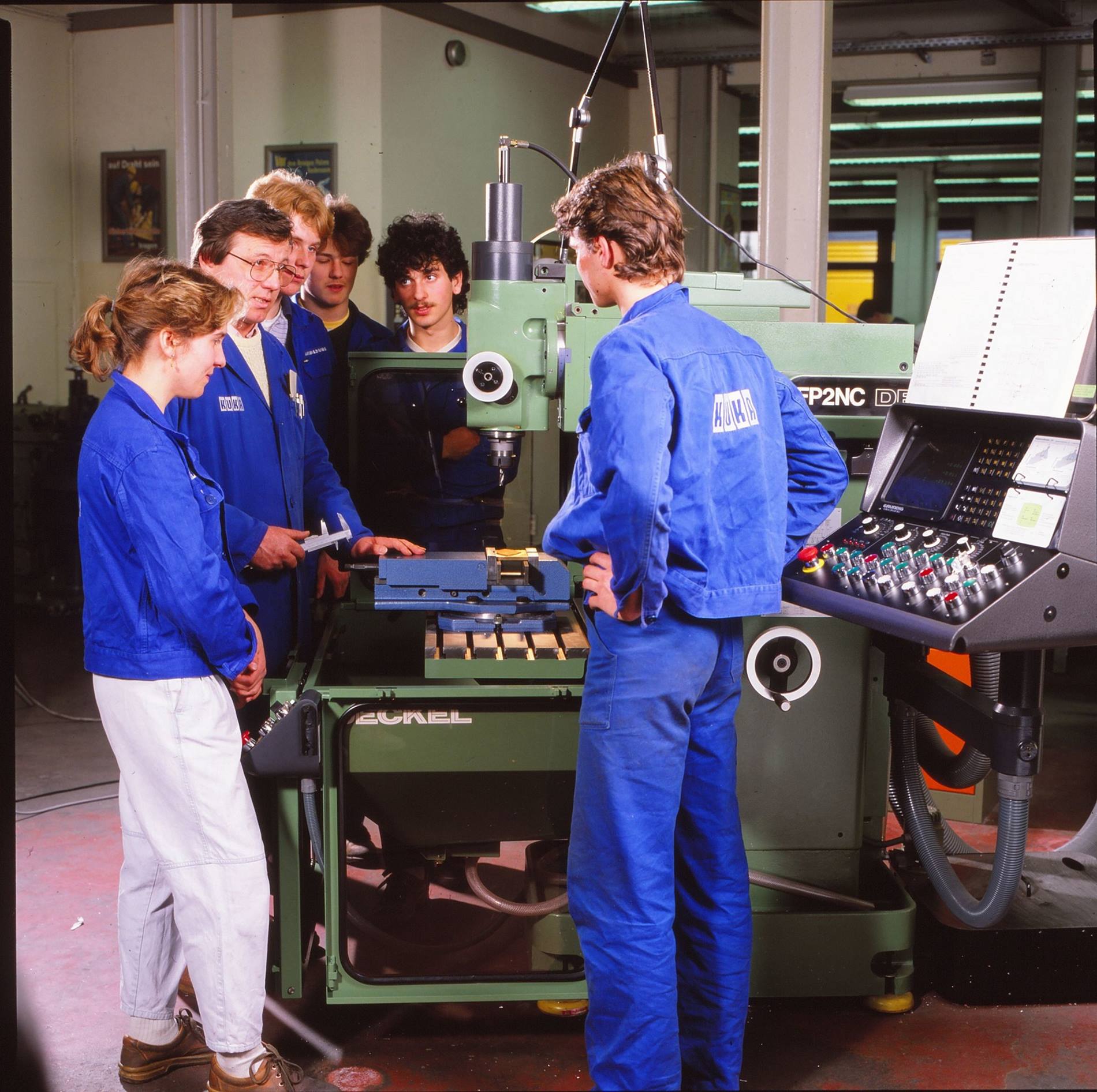 Ausbildung bei KUKA im Jahr 1987: Ein Ausbilder und fünf Auszubildende stehen vor einer Fr?smaschine. Beim Augsburger Automatisierungsspezialisten wird bereits seit über einhundert Jahren ausgebildet. 