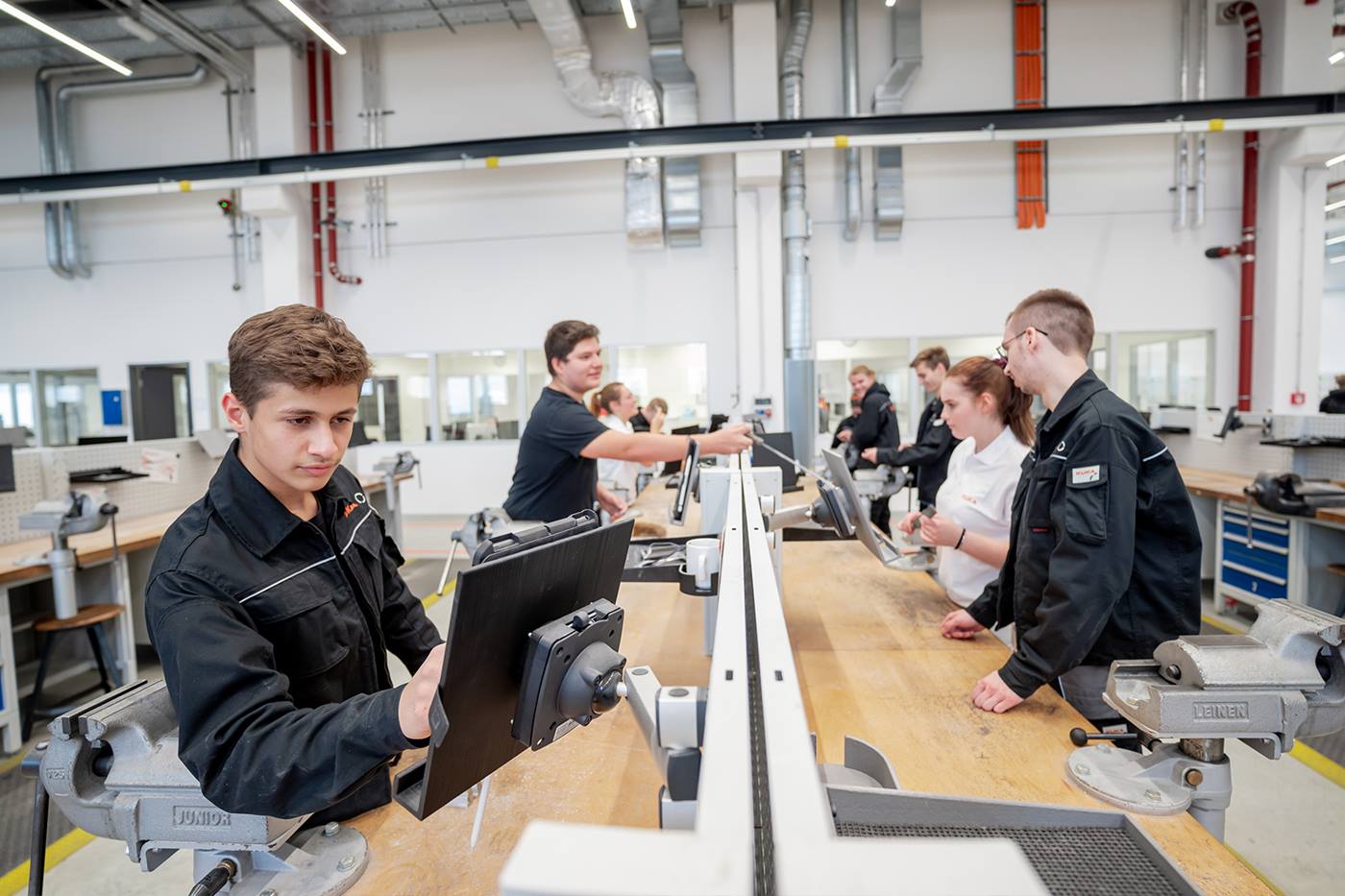Auszubildende bei KUKA im Ausbildungszentrum