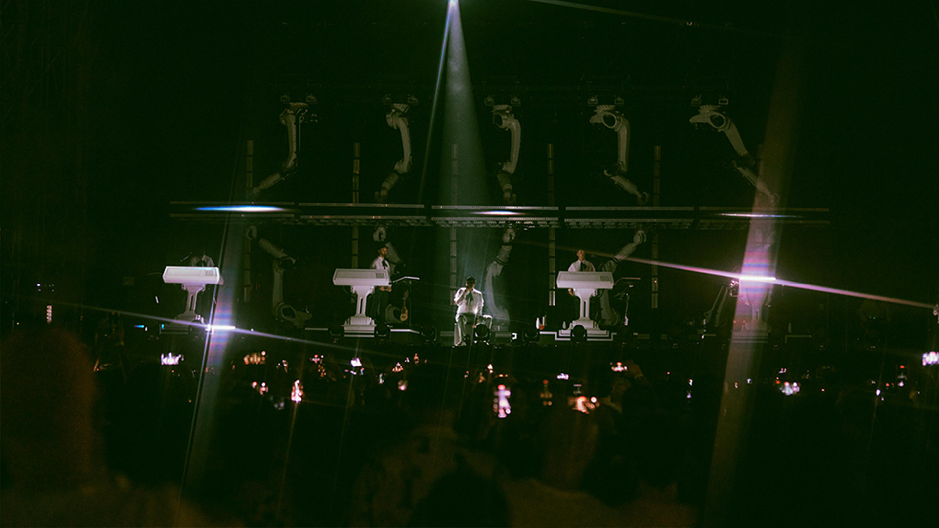 Stromae concert with robots