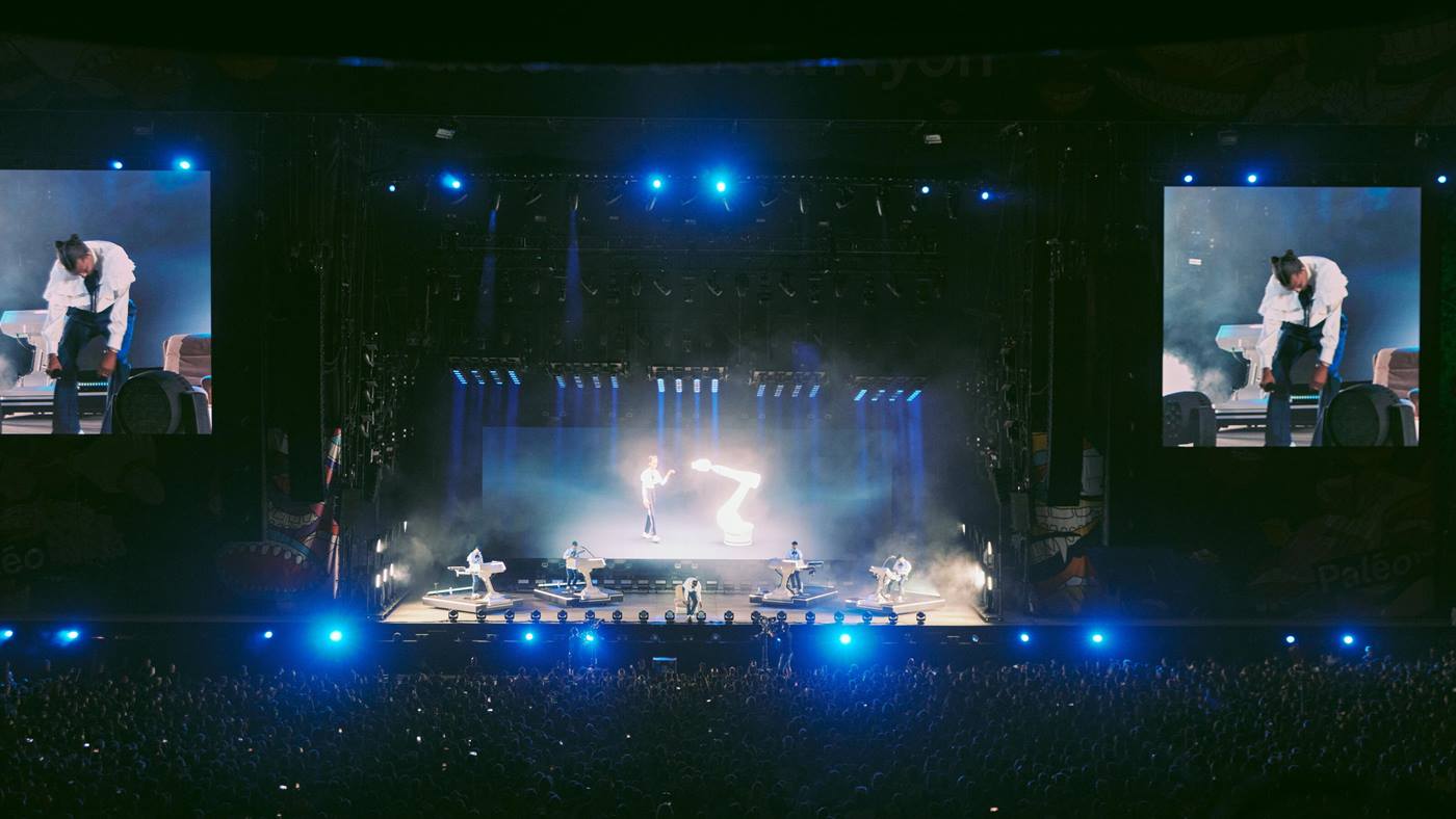 Stromae with robots