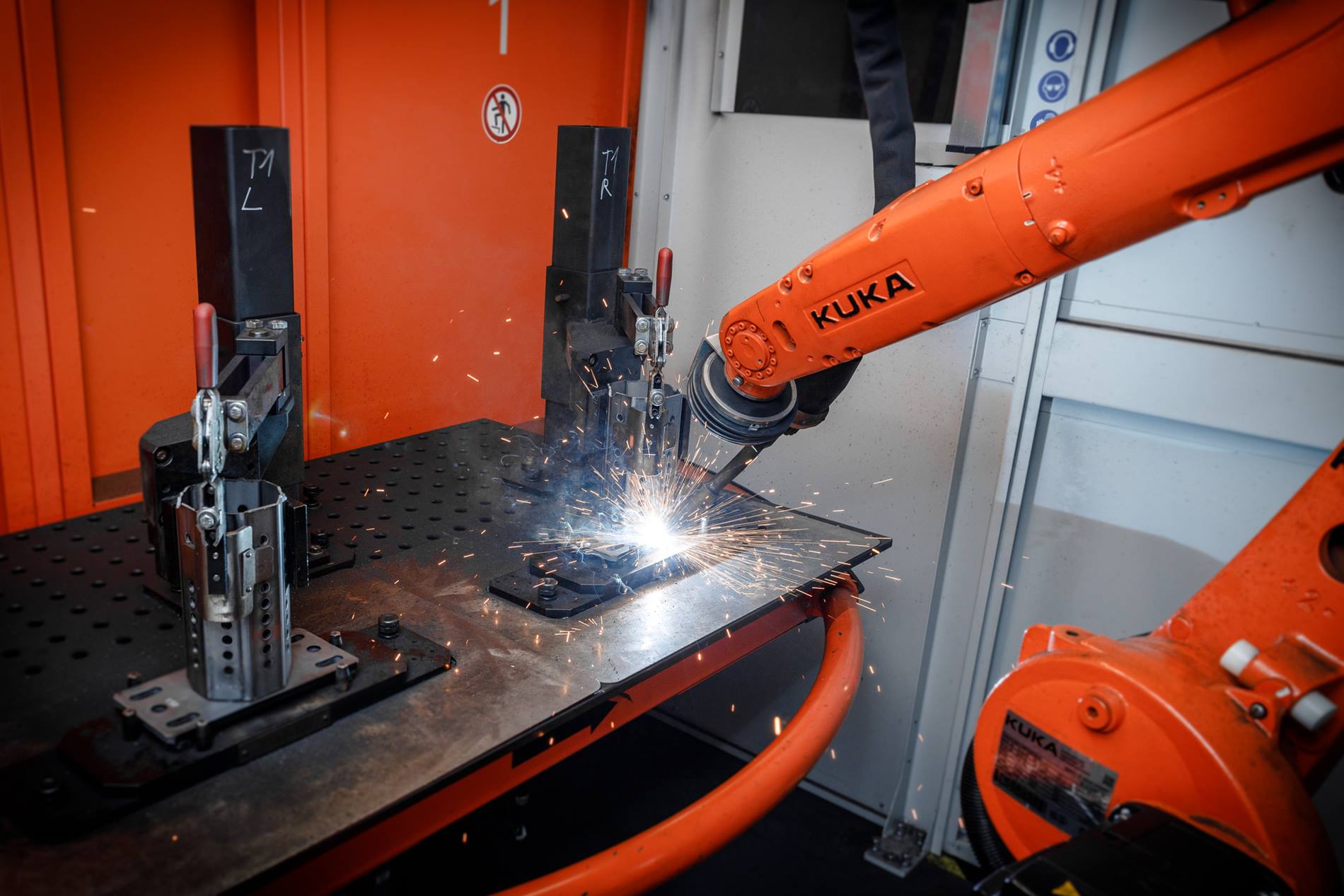 KMU Verzinkerei Sulz wagte die Herausforderung Automatisierung mit dem KUKA Schwei?roboter.
