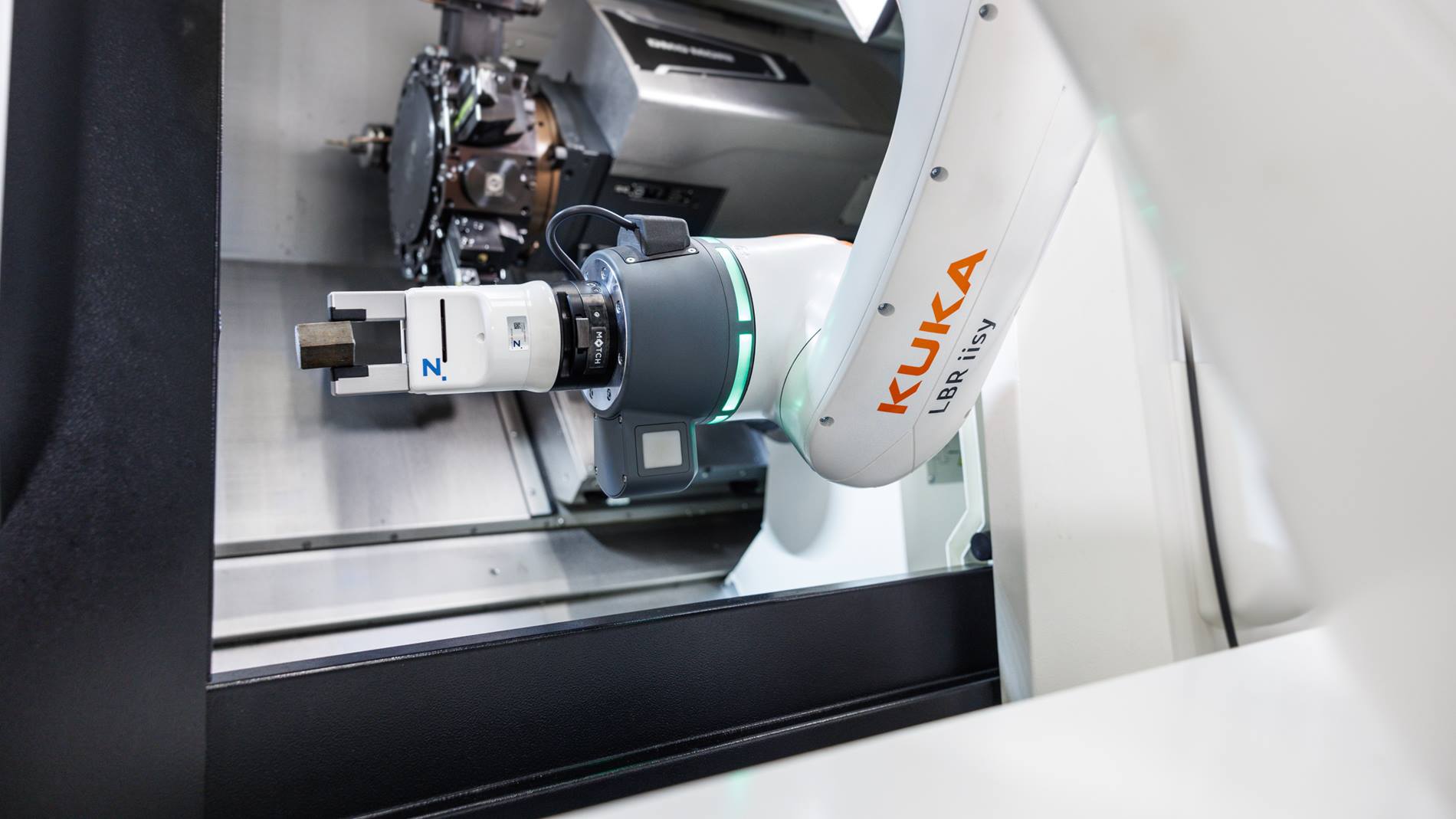 Der MAIROFlex iisy bestückt eine CNC-Fr?se mit Metallbolzen.