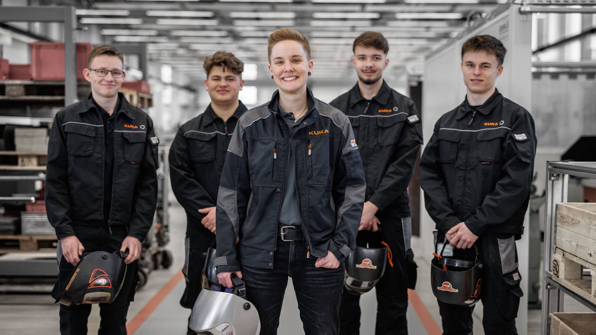 Bianca Czichy mit ihren Mechanik-Auszubildenden bei KUKA