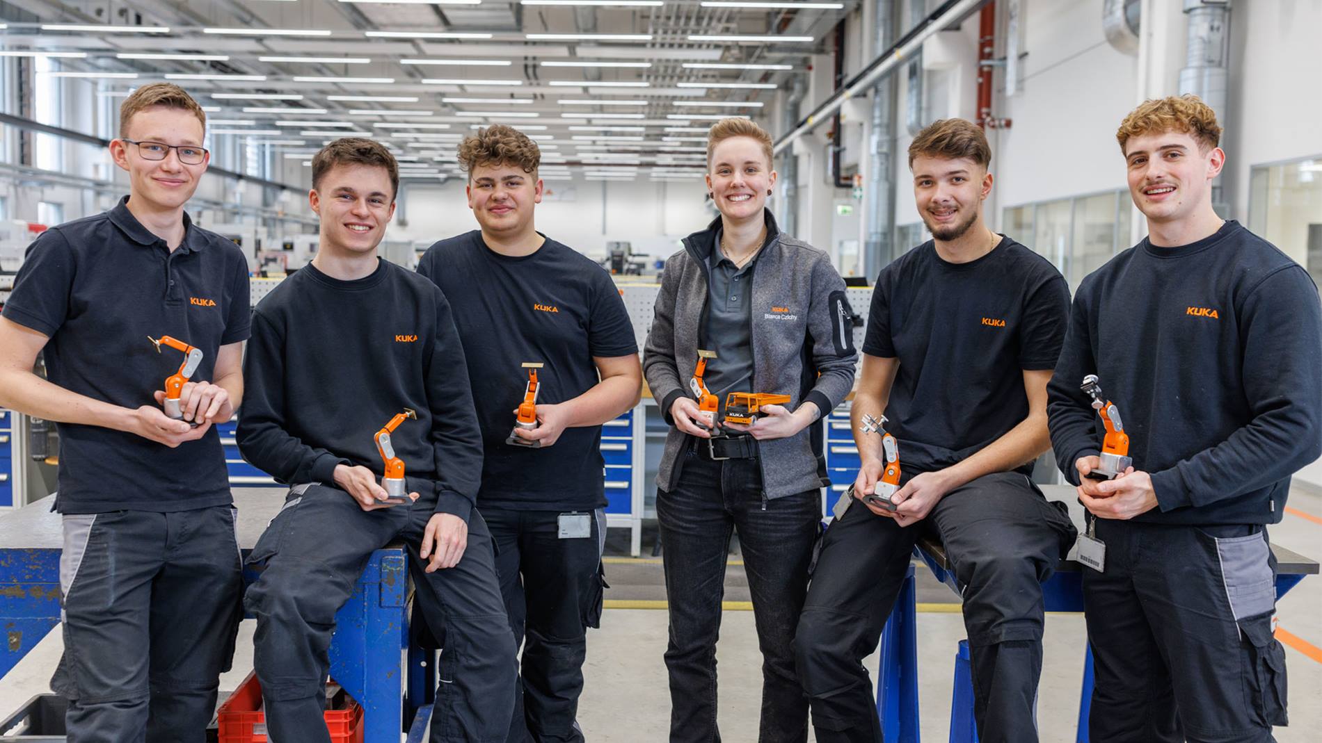 Die Mechanik-Auszubildenden von Bianca Czichy bei KUKA mit ihren Werkstücken