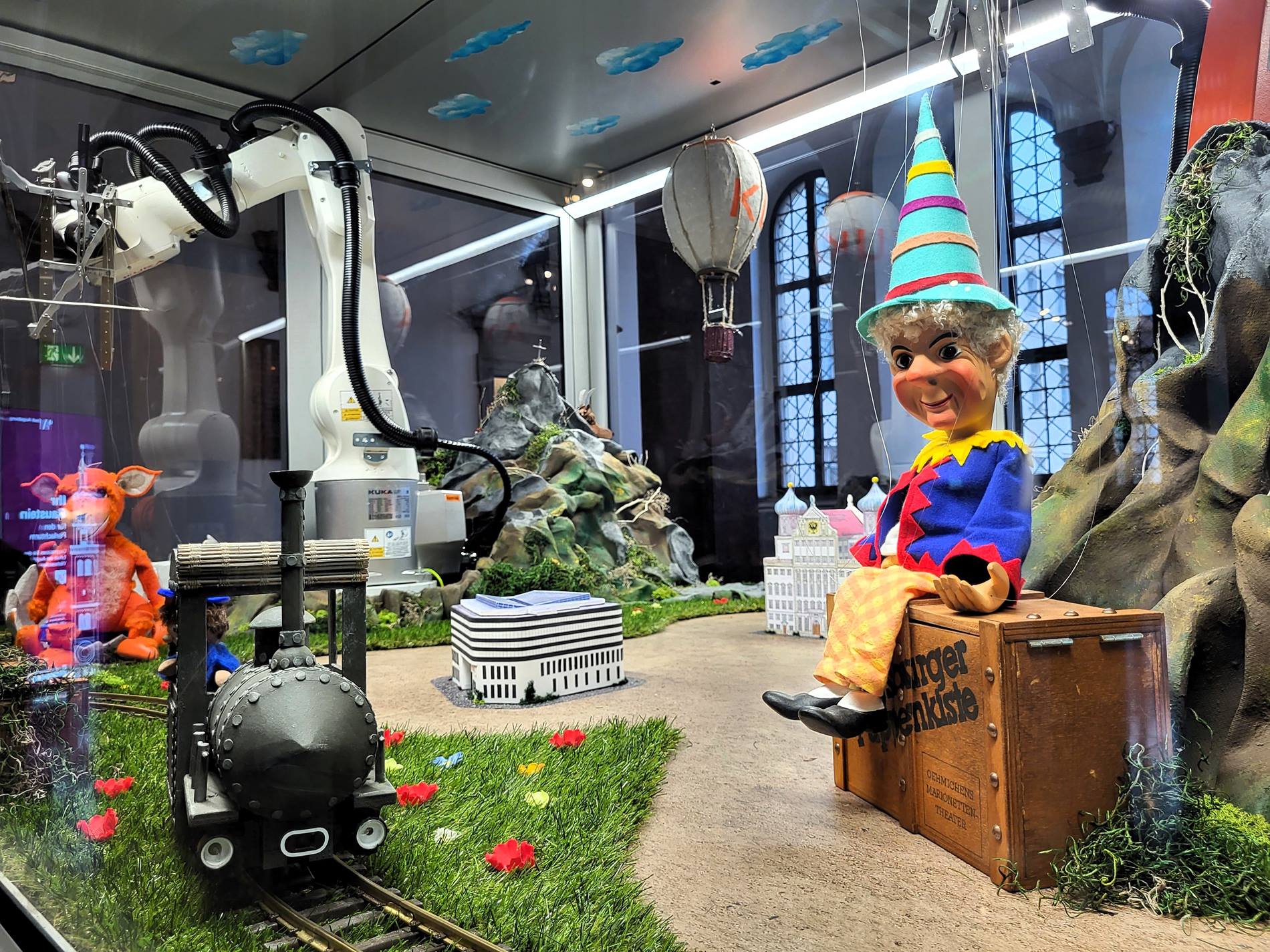 Das Kasperle sitzt in der KUKA Puppenkisten-Zelle im Augsburger Rathaus