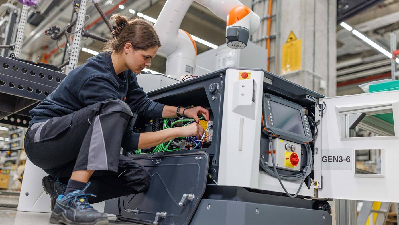 Ingenieurin Antonia Richter arbeitet fokussiert an ihrer Applikation
