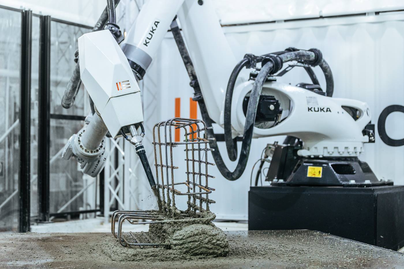 Bij het 3D-printen met spuitbeton wordt het materiaal direct op de stalen korf aangebracht.