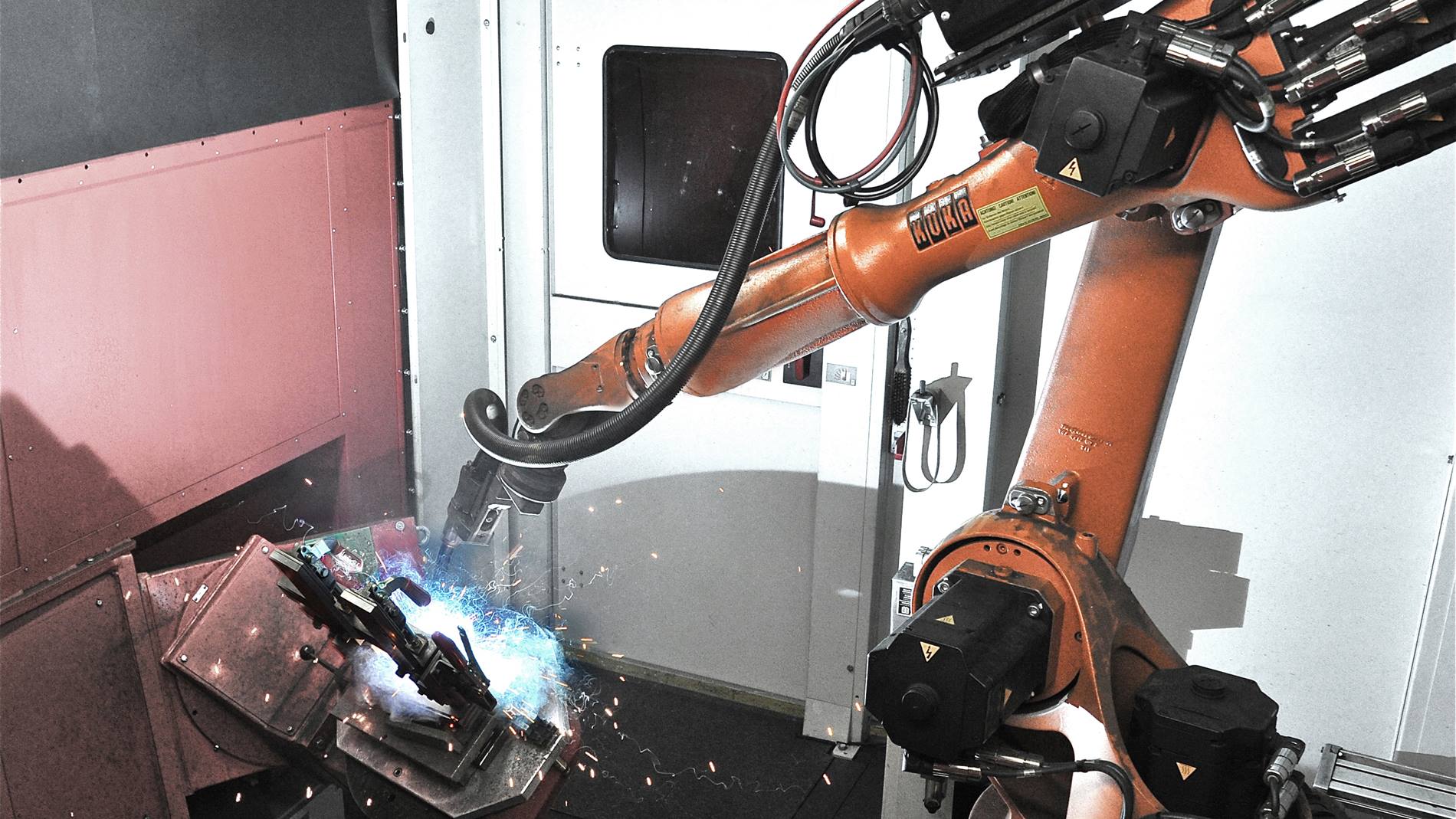 KUKA Roboter schweisst bei AL-KO