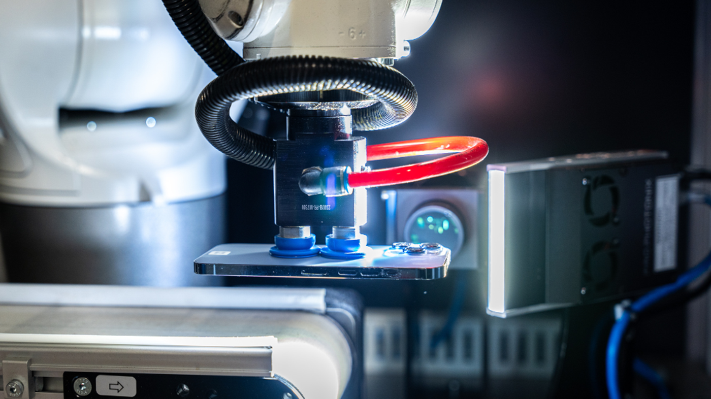 Device scanning with an industrial robot
