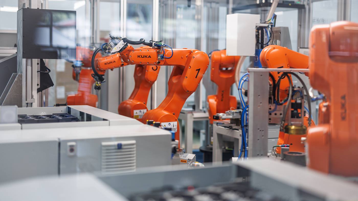 KR AGILUS setzen Berstscheiben für Batterien in einer Automatisierungszelle zusammen