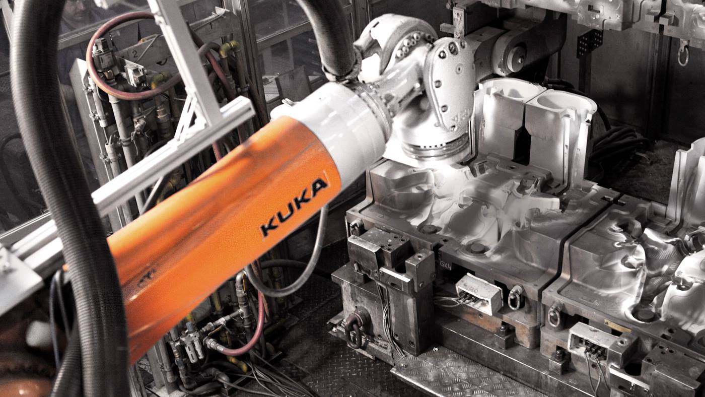 KR 210 R3100 F cleans casting molds in the BMW Foundry in Landshut