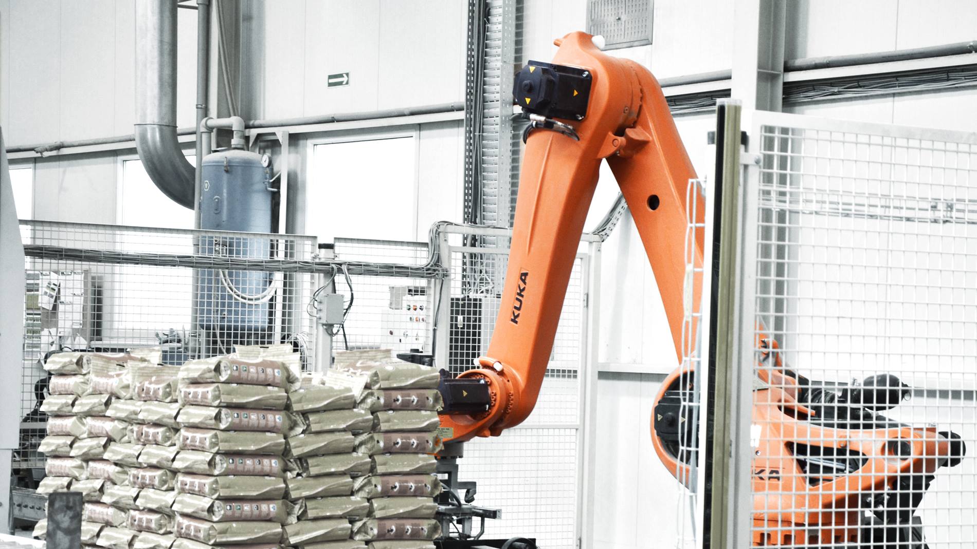 The palletizing-robot KR 120 R3200 PA layers sacks to an europallet