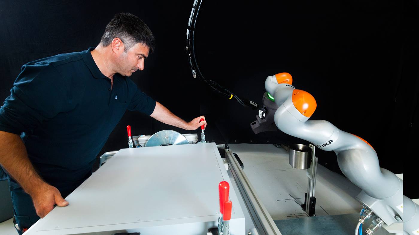 The-lightweight-building-robot-LBR-iiwa-supports-employees-in-bonding-processes