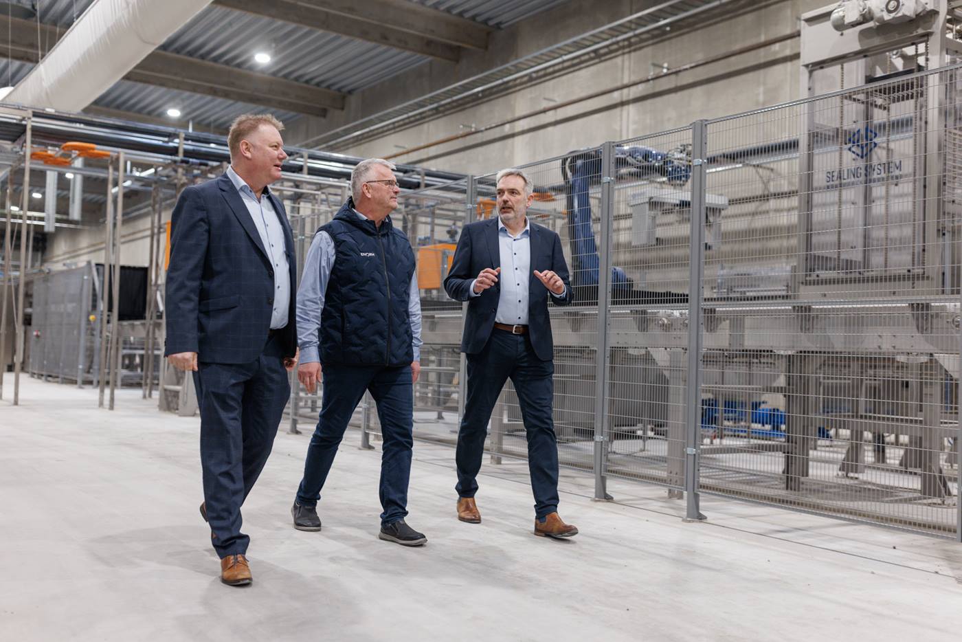 Der gesamte Prozess l?uft komplett automatisiert. Lediglich zwei Mitarbeitende kontrollieren die Systeme.