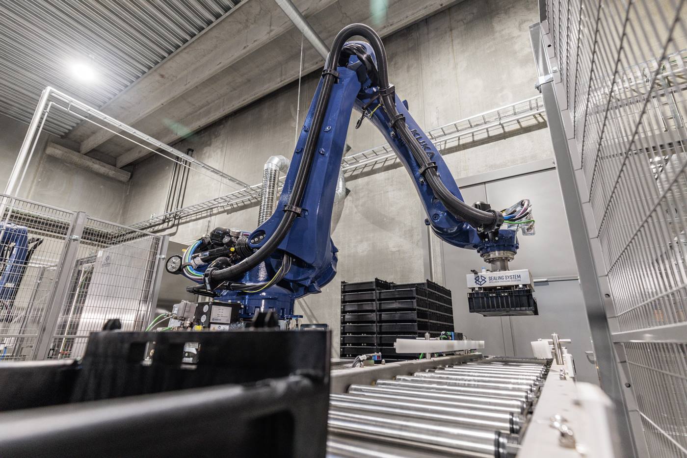 KUKA HO Roboter palettiert Lebensmittel