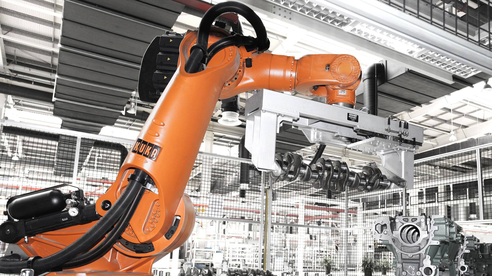 Handling einer Kurbelwelle durch KR titan