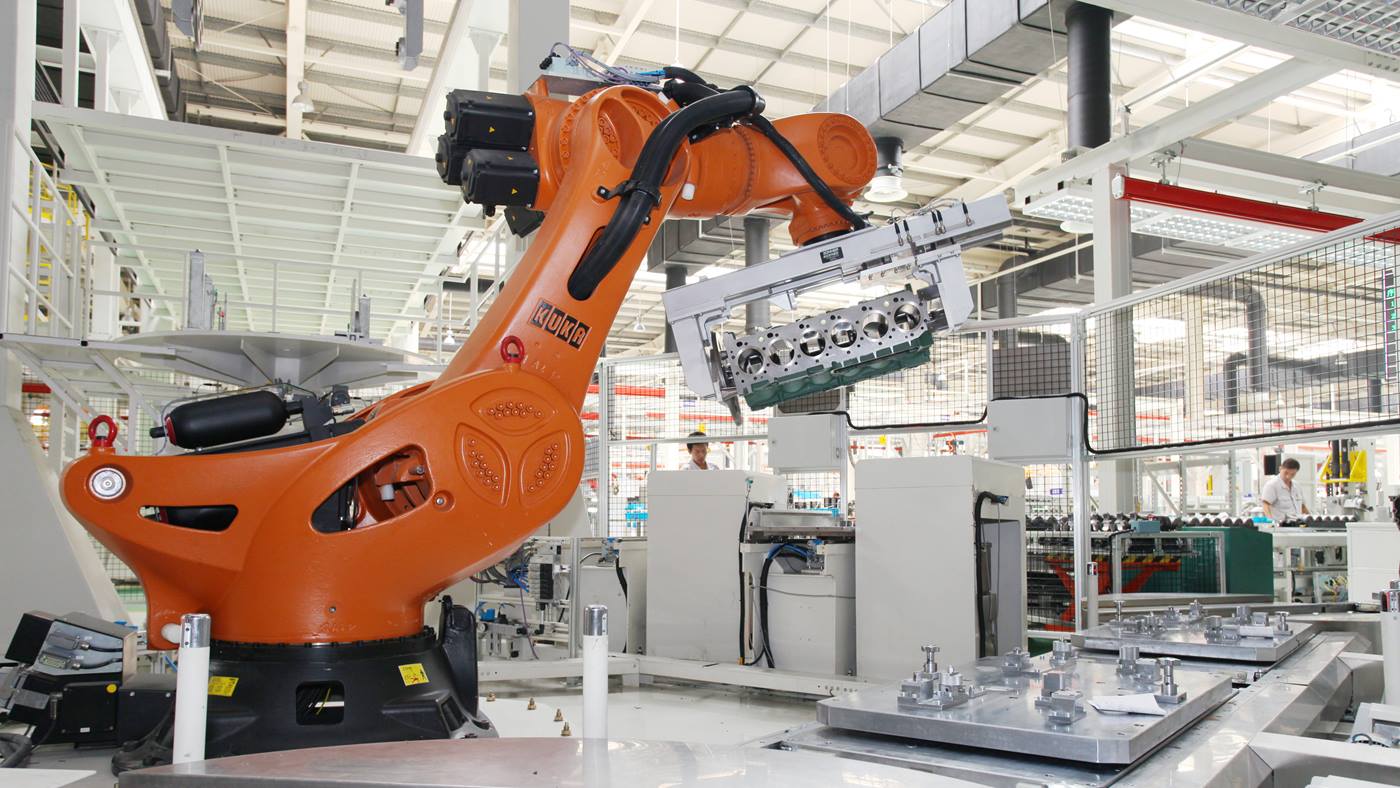 Der KUKA KR 1000 titan übernimmt Handling- und Montageprozesse