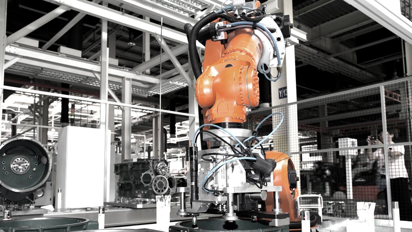 Der KUKA KR 1000 titan übernimmt Handling- und Montageprozesse.