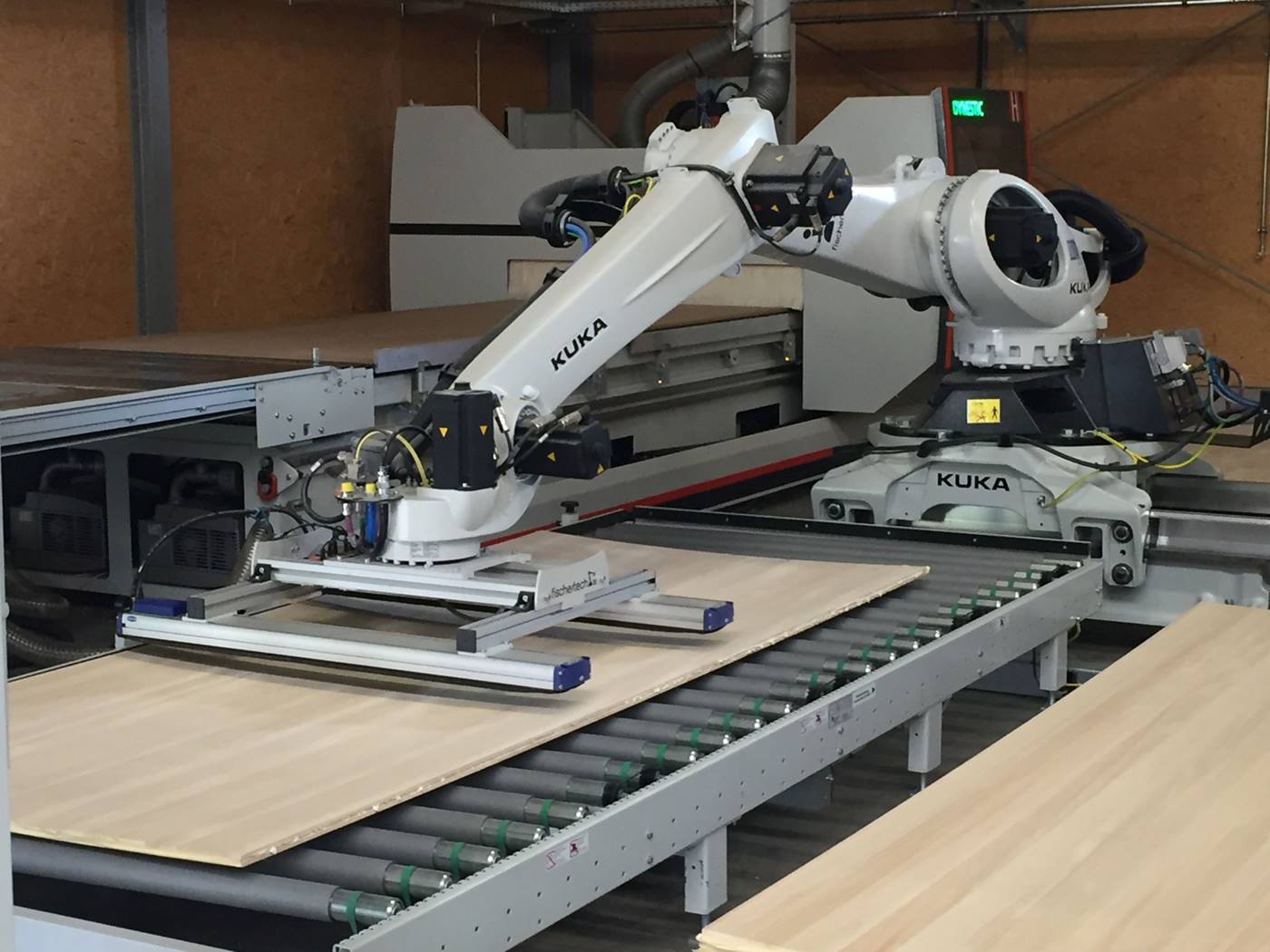 KUKA Stapelroboter des Typs QR QUANTEC palettiert Leimholzplatten